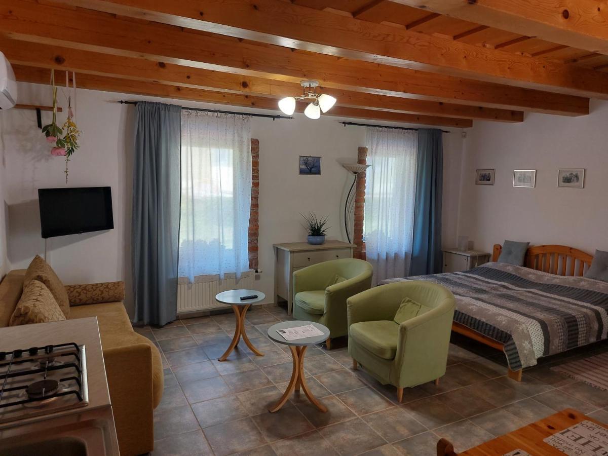 Negy Evszak Apartmanhaz ザラカロシュ エクステリア 写真