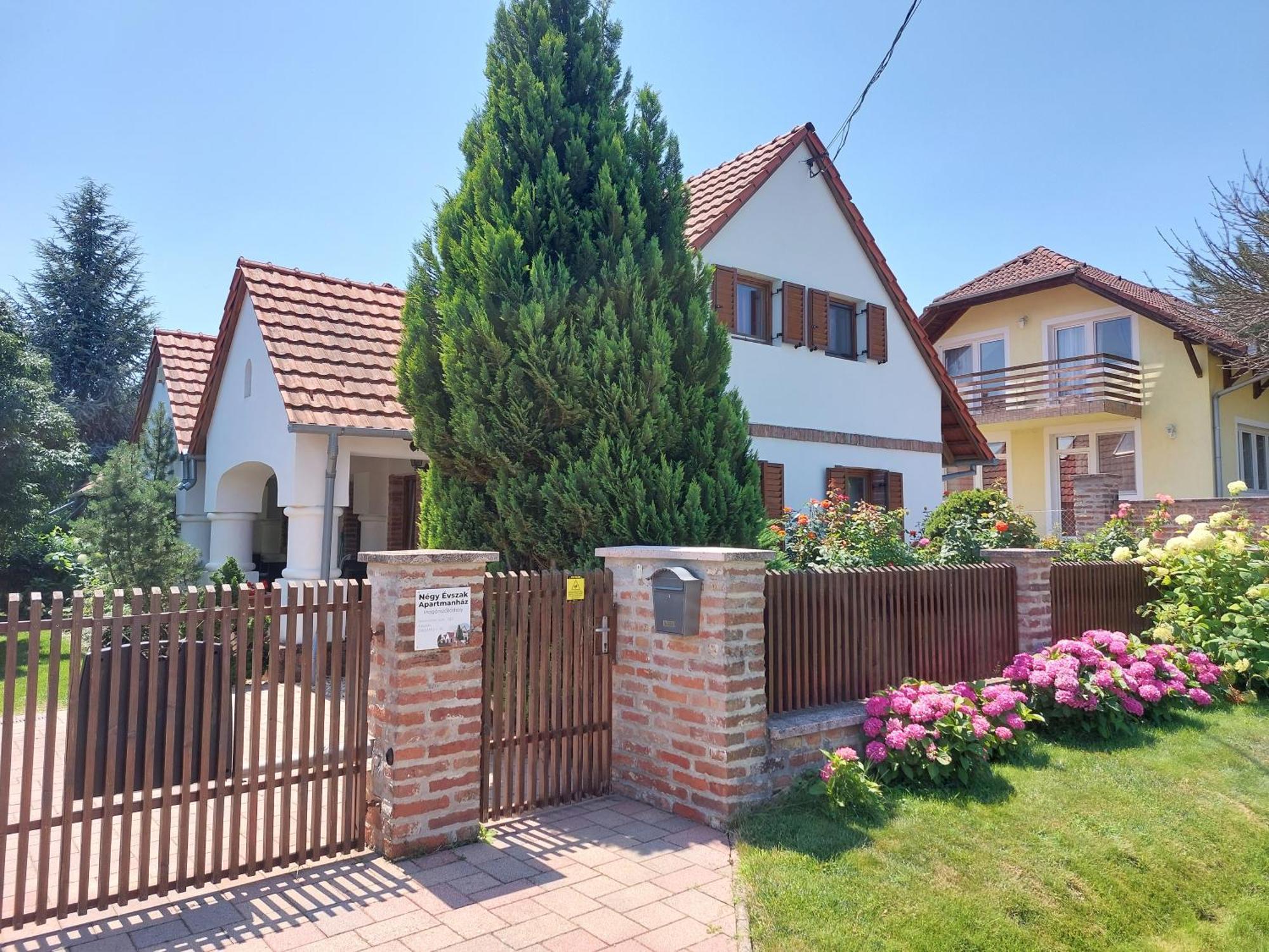 Negy Evszak Apartmanhaz ザラカロシュ エクステリア 写真